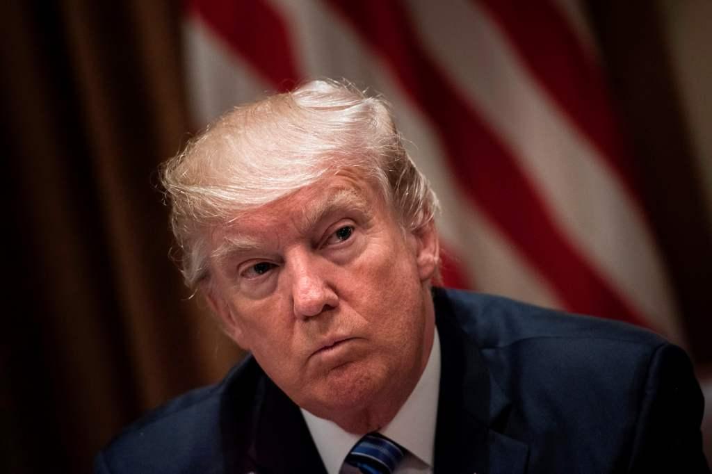 Trump pidió a los senadores que si no pueden ponerse de acuerdo con la Ley de Salud, deben anularla inmediatamente.