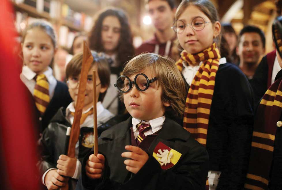Fans embrujados. Las varitas mágicas de Rowling y el equipo de mercadotecnia. han logrado vender 450 millones de libros, entre otros hechizos.