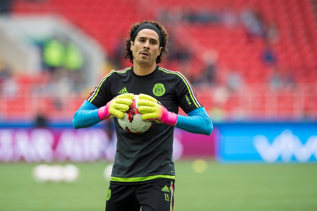 Las novias de Guillermo Ochoa en Europa.