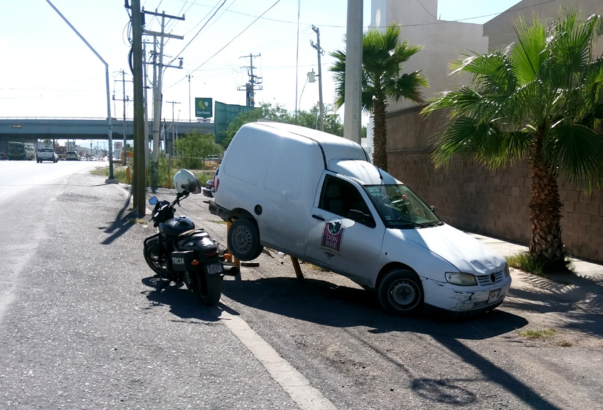 El joven tuvo que frenar para no impactarse contra otro auto o una finca.