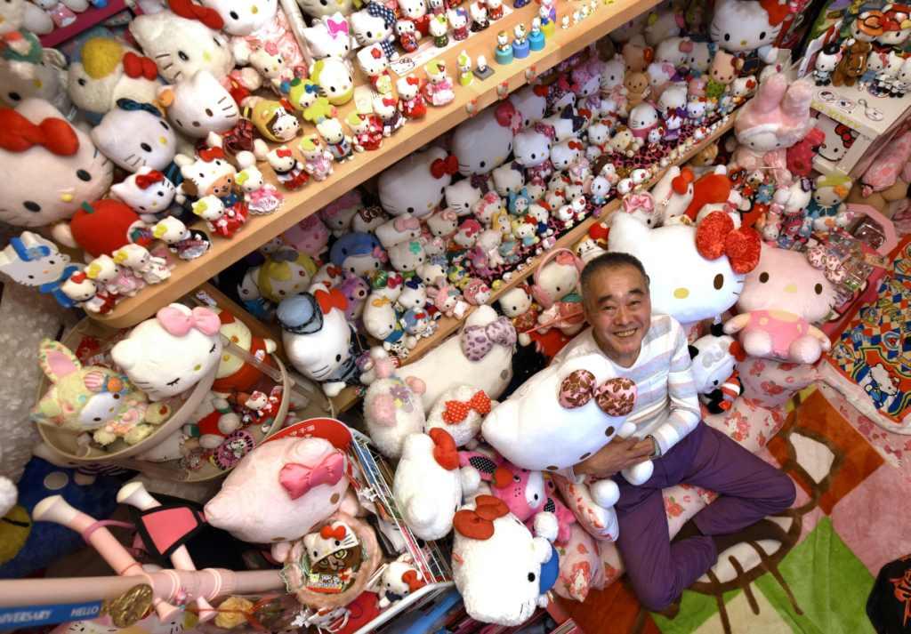 El hombre de 67 años se dedica a coleccionar cualquier artículo de Hello Kitty.