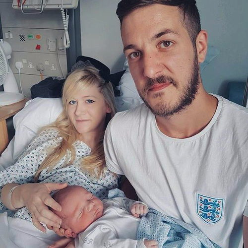 Los padres del pequeño, Connie Yates y Chris Gard, batallan en las cortes para mantenerlo con vida