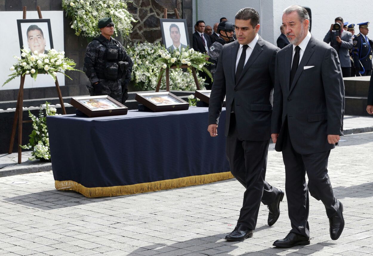 El procurador Raúl Cervantes y el titular de la AIC, Omar García Harfuch, durante el homenaje a los agentes que murieron en Guerrero.