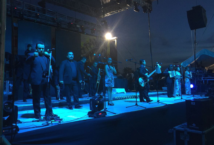 Concluyeron su presentación con la canción  "17 años".