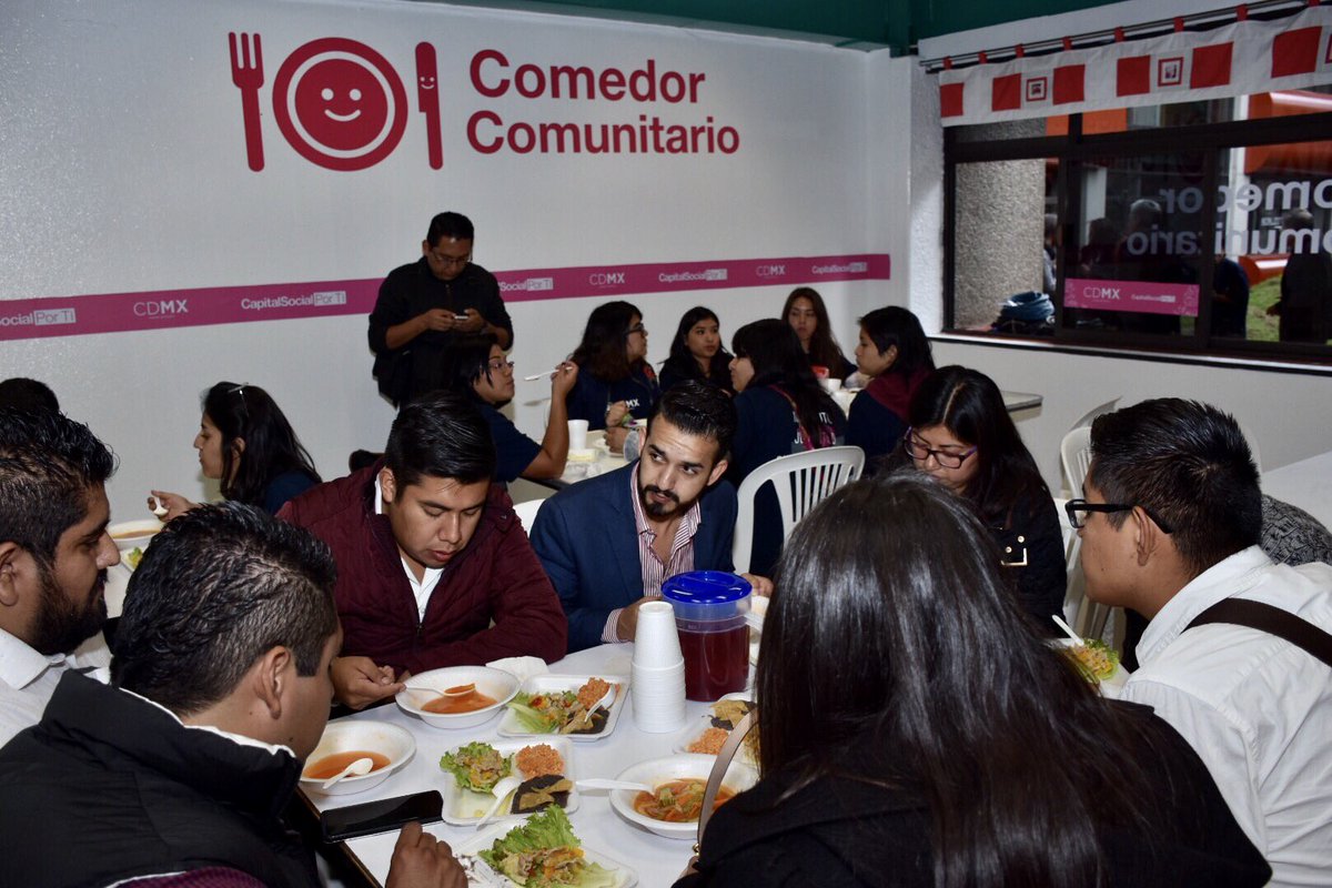 El jefe de Gobierno capitalino, Miguel Ángel Mancera, inauguró el comedor comunitario "El Cocoli", en la escuela Ignacio Manuel Altamirano del IEMS.