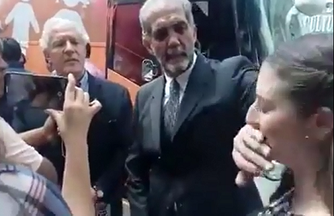 Juan Dabdoub le tapó la boca a la mujer que lo cuestionaba sobre el matrimonio homosexual.
