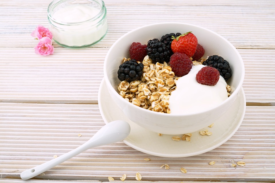 Aunque parezca muy saludable, el yogurt puede contener la misma cantidad de grasa que una dona con mermelada