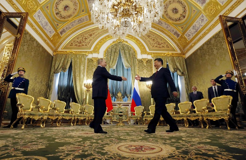 El presidente Vladimir Putin (izq.) en su encuentro, en el Kremlin, con su par chino Xi Jiping.
