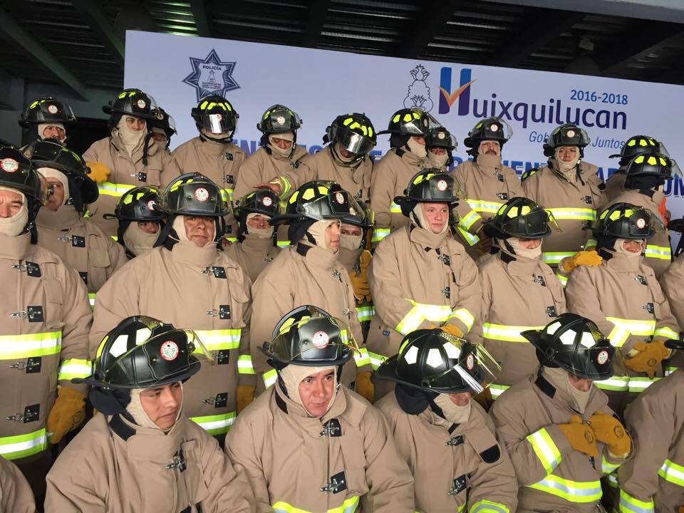 Bomberos de Huixquilucan recibieron equipo para desarrollar su actividad.