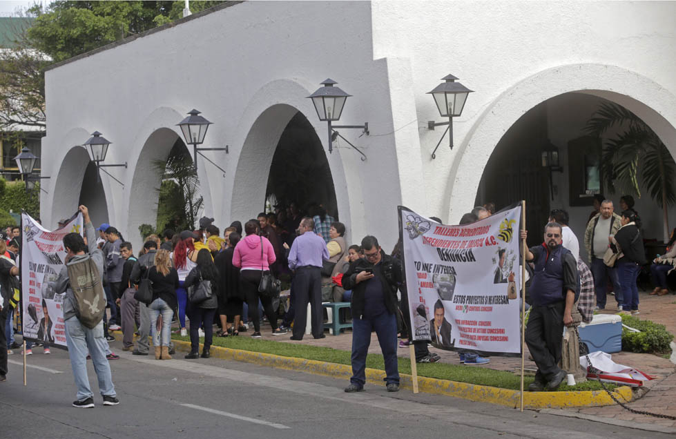 Madrugan manifestantes contra verificentros