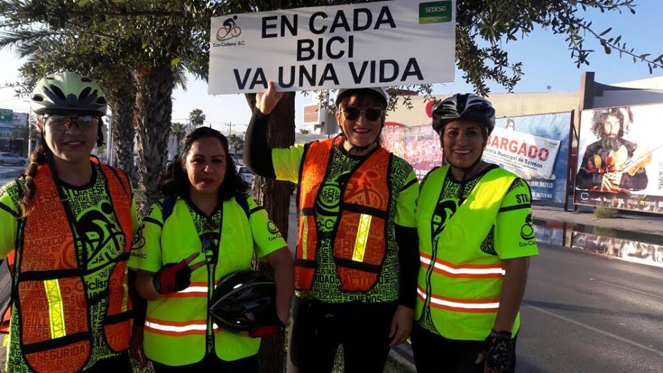 En Torreón, el colectivo Eco-ciclismo A.C. inició la campaña "Dame 1.5 m. de Vida".
