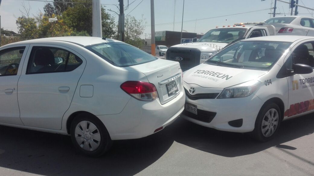 En Torreón, un conductor de Uber chocó patrulla de Autotransporte.