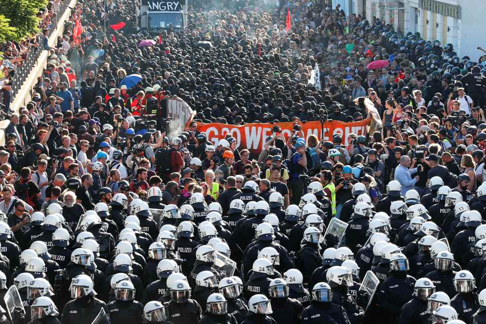 En Hamburgo, manifestantes y policías antimotines se enfrentan durante una protesta en contra del G20.