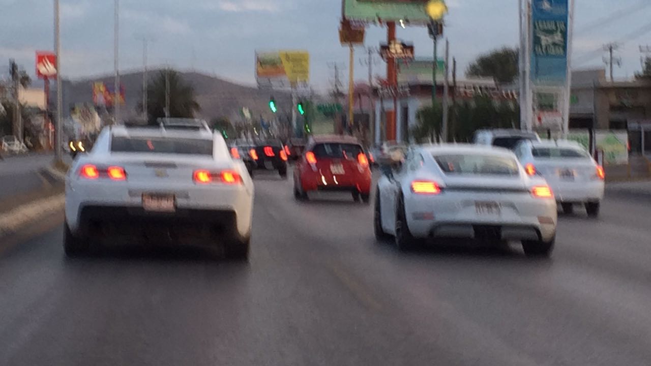 Cerca de la Colón, el Camaro se desvió a la colonia Los Ángeles y el Porsche hasta la calle Galeana.