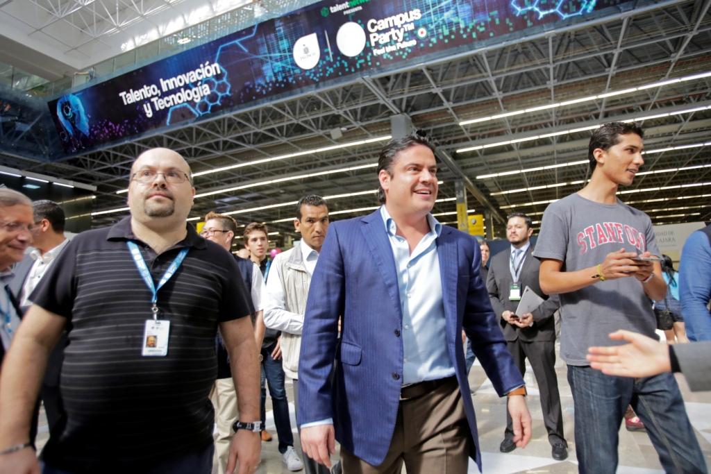 El gobernador encabezó la bienvenida a los miles de campuseros.