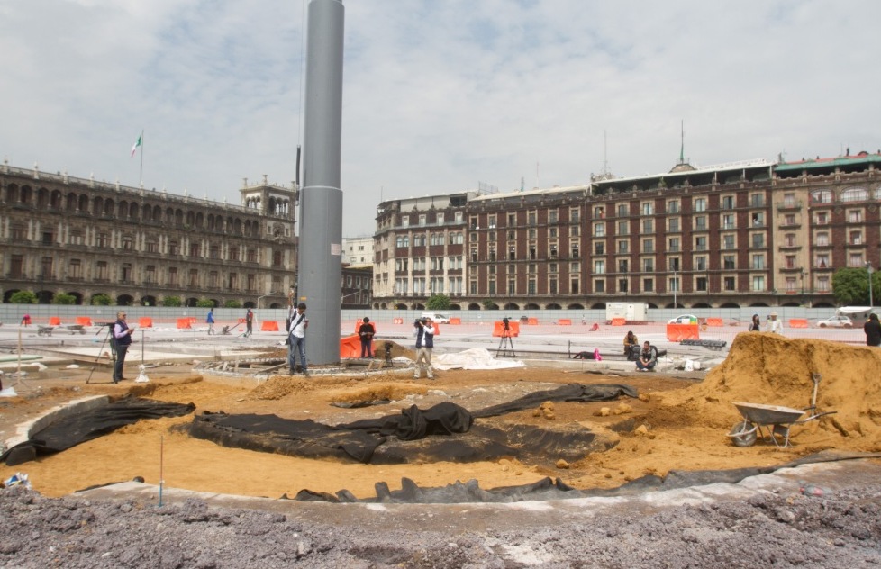 El INAH instruyó cubrir la plataforma circular, ubicada al lado del mástil del asta bandera, con la placa de concreto que se emplea en el resto del Zó