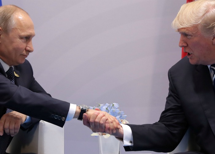 El presidente ruso, Vladimir Putin, y su homólogo estadunidense, Donald Trump, durante su primer encuentro en el G20. 