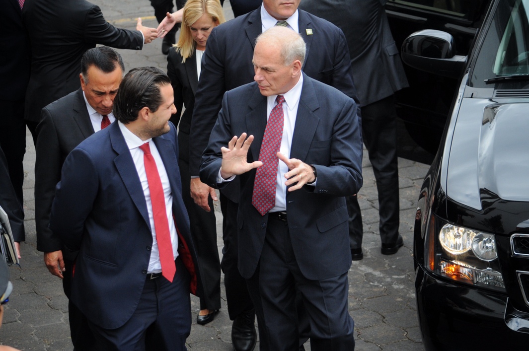 El secretario de Seguridad de Estados Unidos, John Kelly, llega a la Segob. 