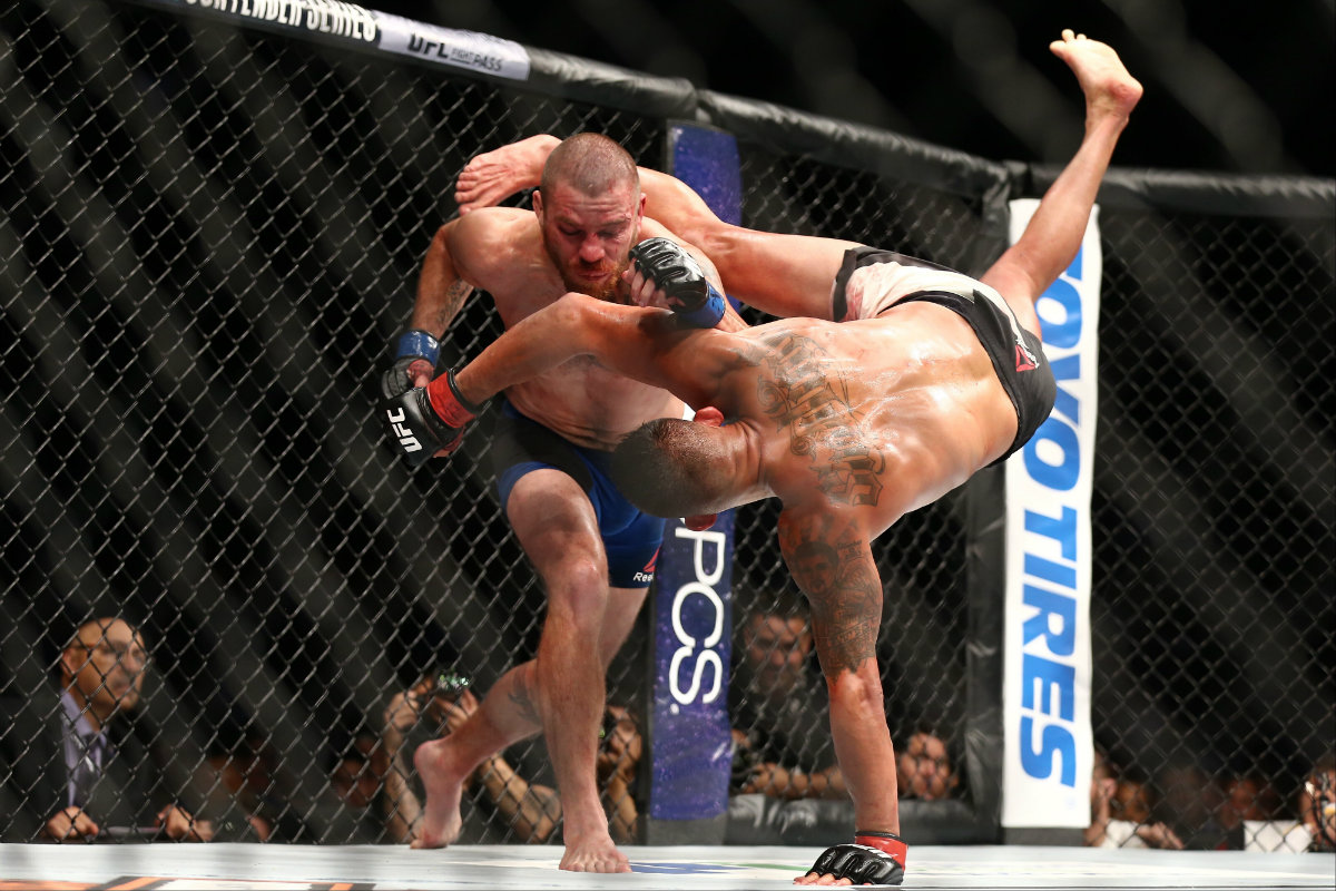 Anthony Pettis patea a Jim Miller en su pelea de peso ligero durante UFC 213
