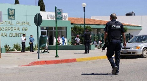 El policía lesionado fue trasladado a un hospital del IMSS.