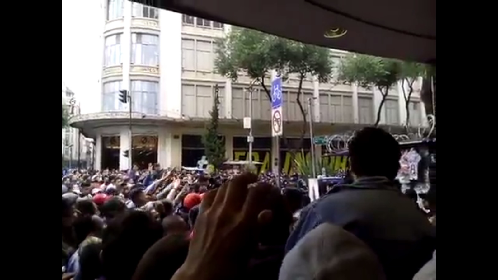 Aficionados no entraron al juego de leyendas en el Zócalo