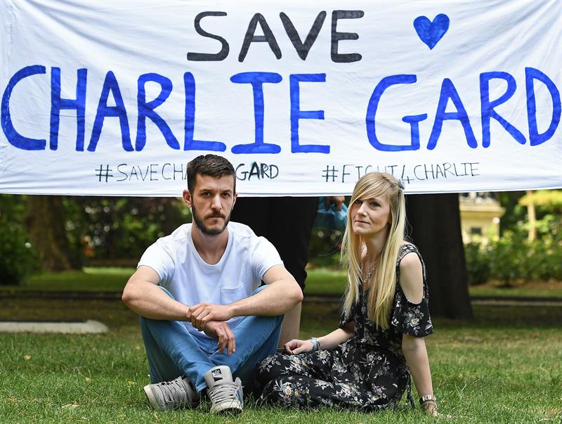 Connie y Chris Gard, los padres de Charlie Gard, presentaron una petición para que su hijo sea tratado EU. 