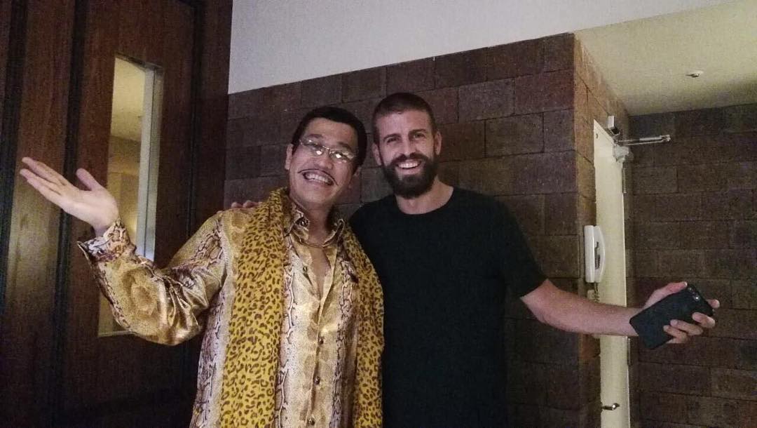 Pikotaro y Gerard Piqué