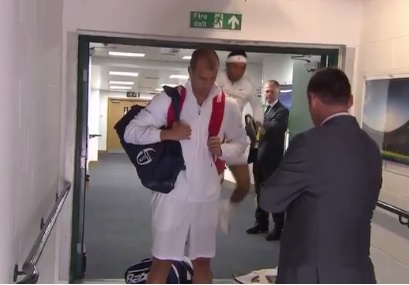 Rafael Nadal se golpea la cabeza en Wimbledon