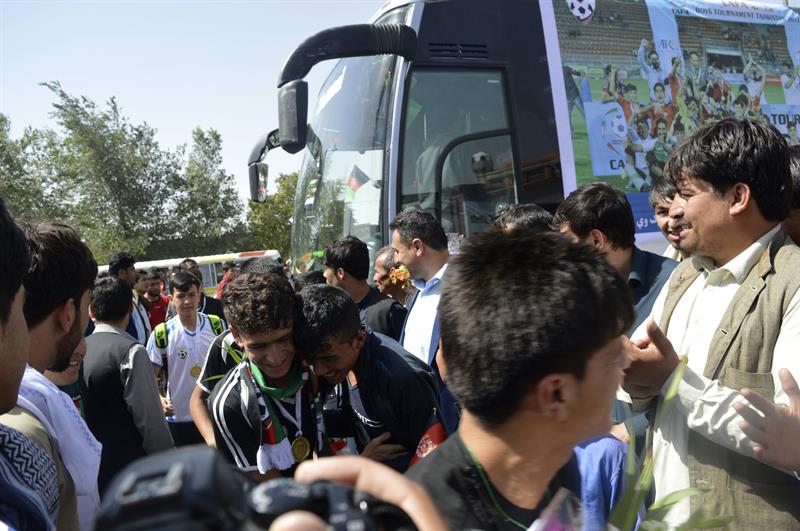 La selección de Afganistán Sub 15 es recibida por cientos de aficionados en Kabul