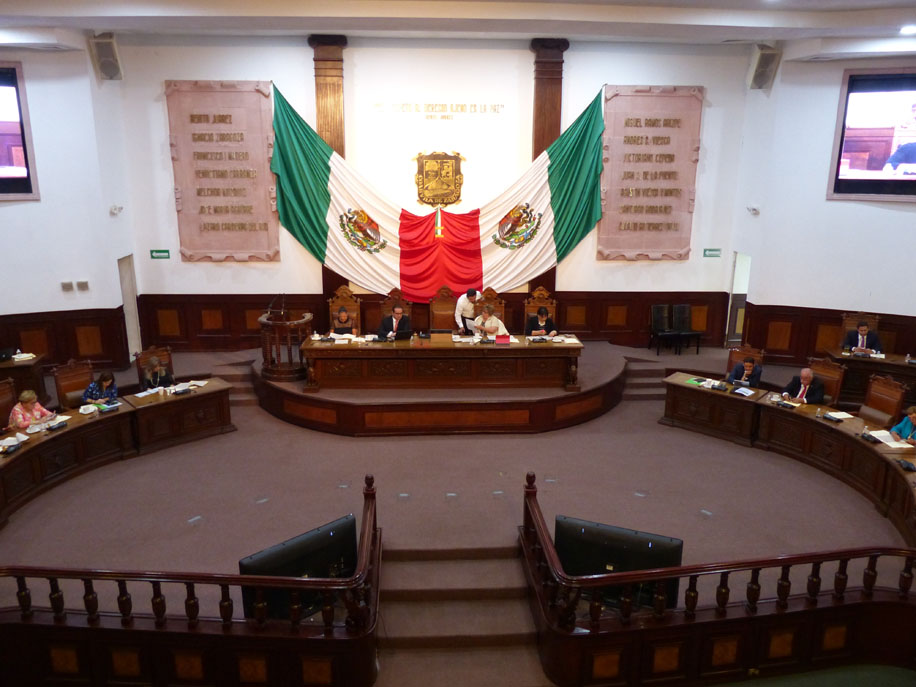 Jesús de León Tello señaló como aberrante la opción de juntar al sujeto obligado y al solicitante de información. 