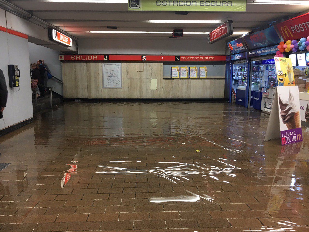 La lluvia provocó un encharcamiento en la entrada de la estación Lindavista de la L6 del Metro.