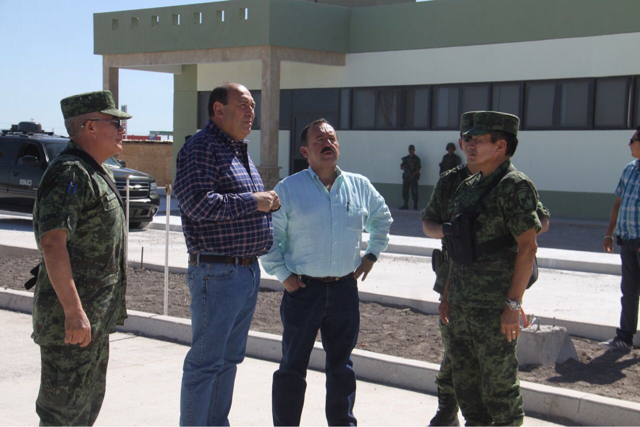 Rubén Moreira, Gobernador de Coahuila, visitó la obra del Cuartel de Policía Militar en San Pedro de las Colonias.