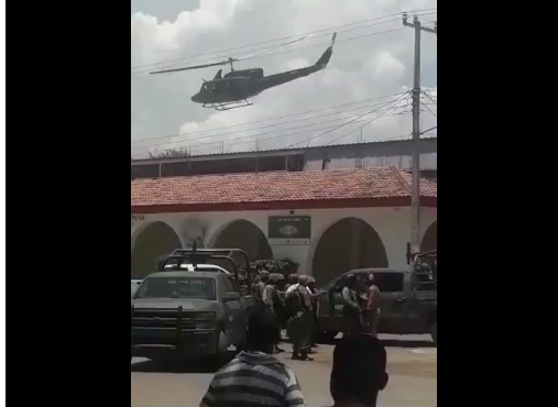 Un helicóptero sobrevoló Tepalcatepec mientras ocurría el enfrentamiento.