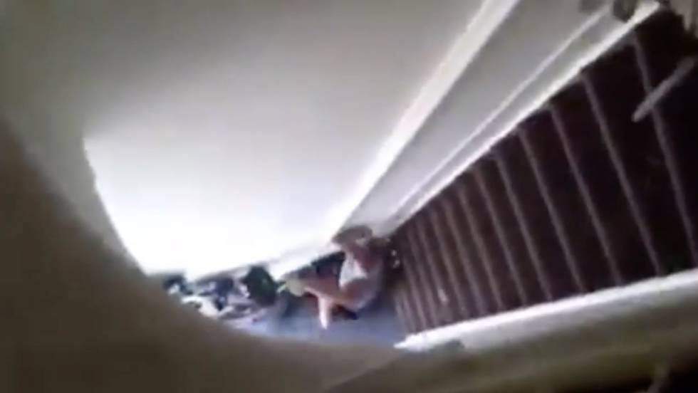 En un video, se ve al anfitrión tirar por las escaleras a su huésped. 