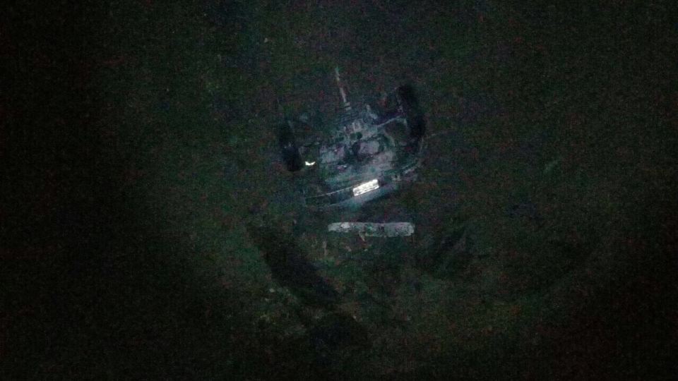 Un automóvil y una motocicleta cayeron al socavón de al menos cinco metros de profundidad y unos 12 de diámetro.