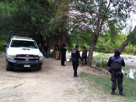 Buzos que entraron al río señalaron que el cuerpo quedó atorado entre unas enredadas raíces. 