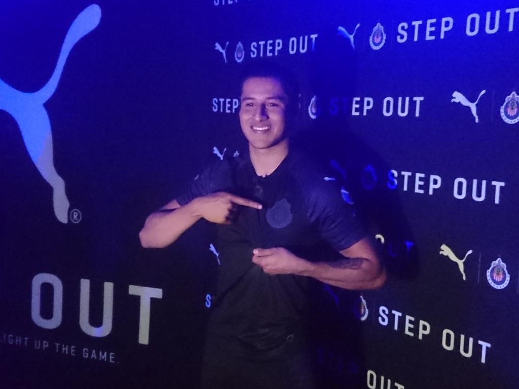 Carlos Cisneros en la presentación del uniforme alternativo