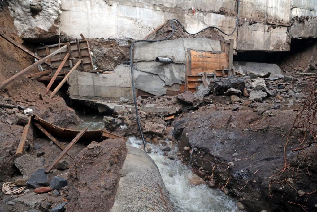 El consorcio constructor del Paso Express indicó que la basura y el exceso de agua colapsaron el drenaje y la alcantarilla.