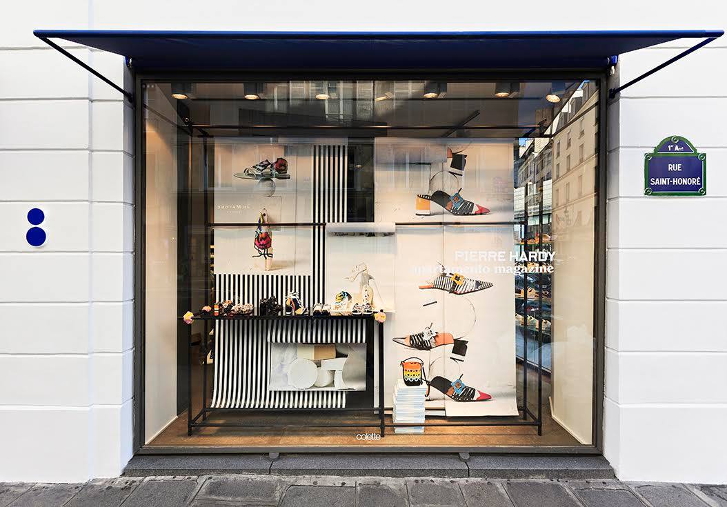 Además de ofrecer artículos de lujo, la tienda suele albergar instalaciones de arte, lo que la ha hecho un punto indispensable para cualquiera que vis