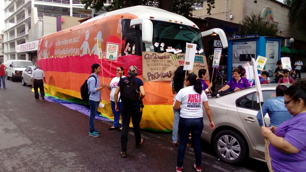 Autobús naranja de la ideología de género llega a Monterrey