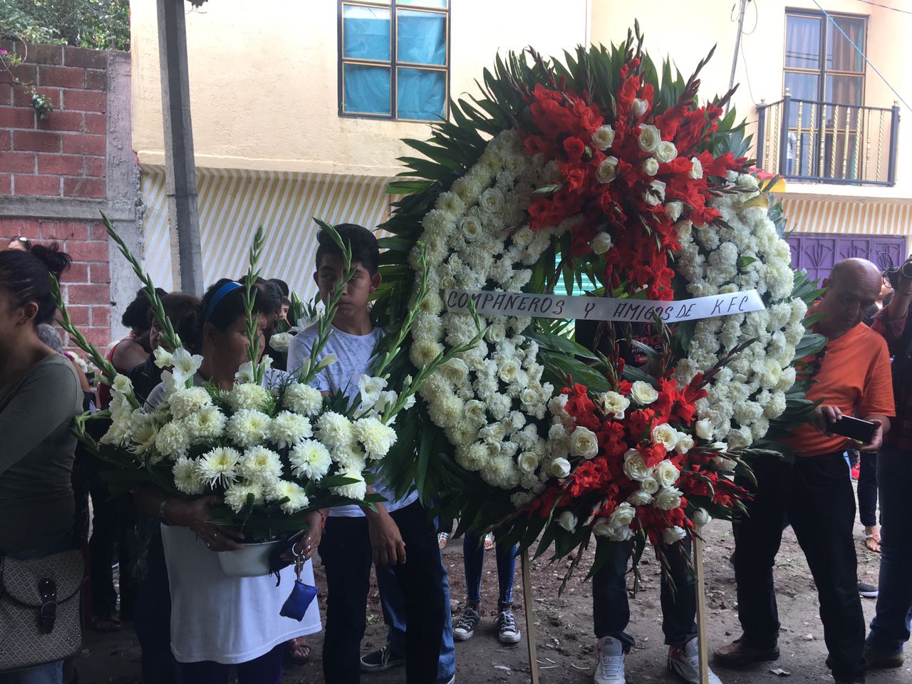 La familia de las víctimas dan el último adiós a Juan Mena López y su hijo Juan Mena Romero. 