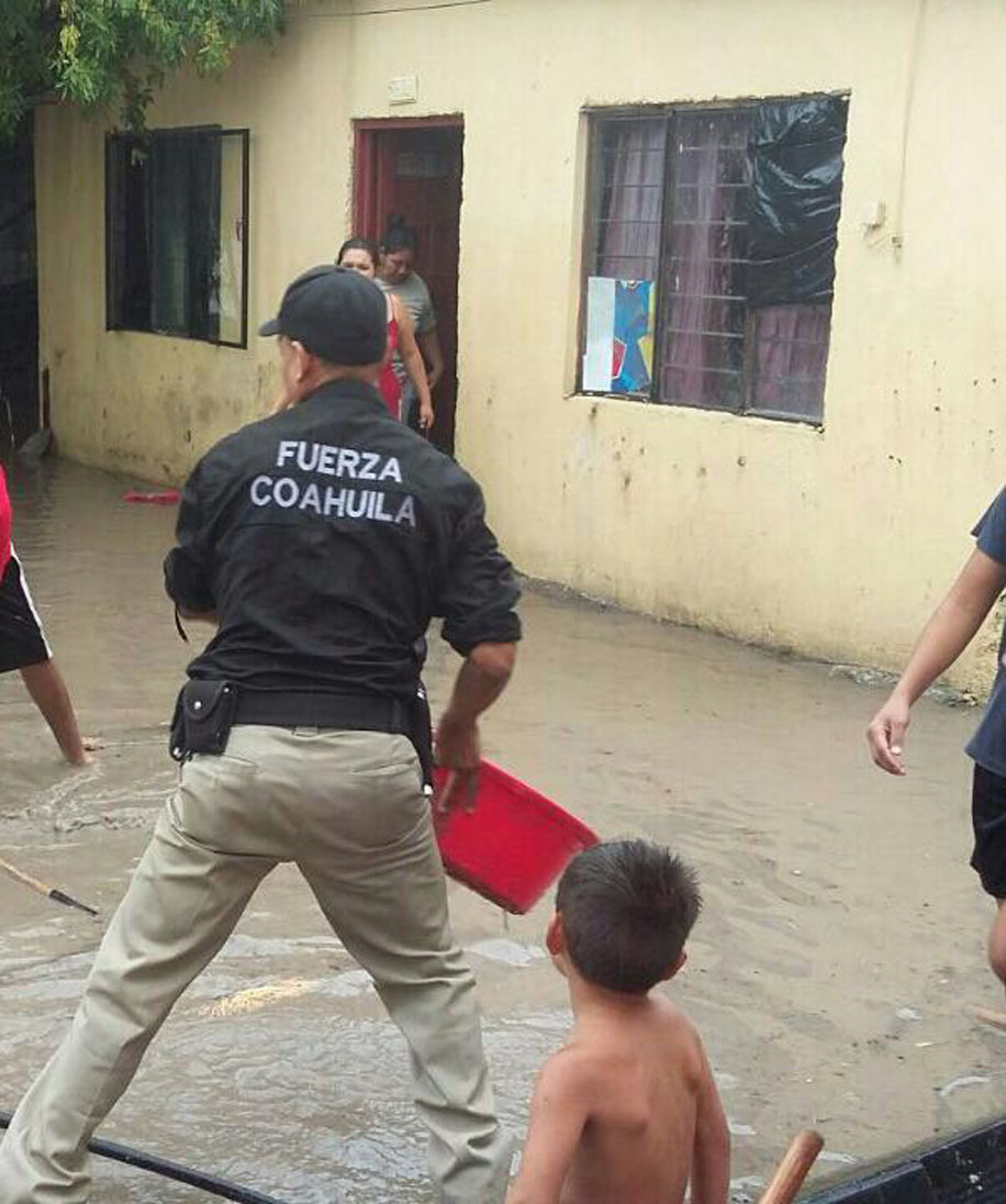 Las lluvias inundaron las casas en una gran cantidad de colonias de Múzquiz. 