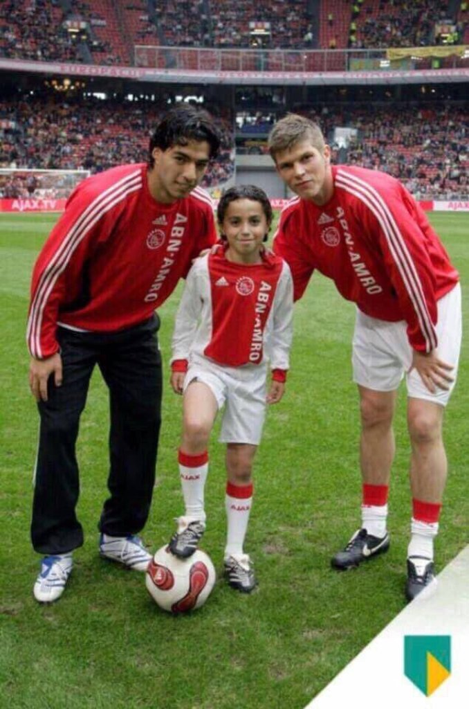 Luis Suárez junto al futbolista del Ajax que se desplomó en un partido amistoso