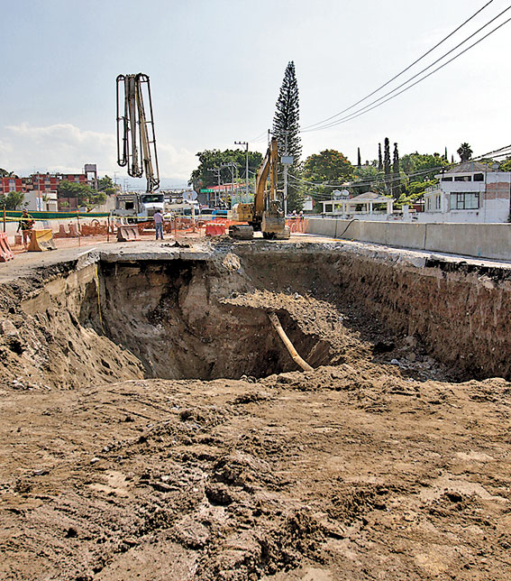 Ayer continuaron los trabajos de reparación del puente. 