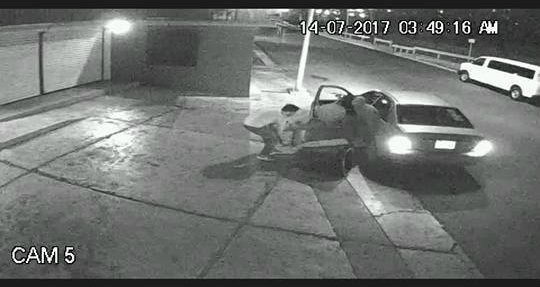 Los ladrones fueron captados por las cámaras de seguridad.