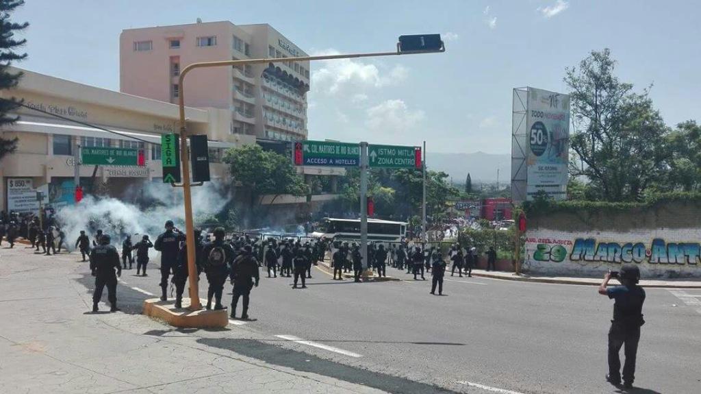 Los maestros secuestraron camiones para usarlos como barricadas.