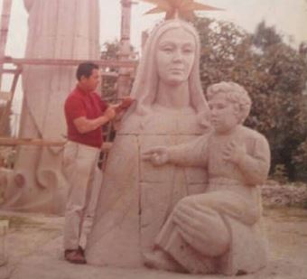 Humberto Peraza trabajando en la obra de la Virgen Carmen