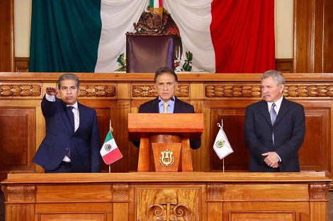 Yunes Linares le tomó protesta a Guillermo Moreno Chazzarini como nuevo secretario de Finanzas y Planeación.