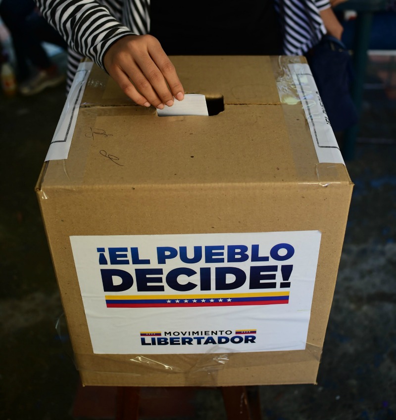 Antes de la hora prevista ya había colas en sectores de Caracas, donde desde temprano se instalaron carpas y mesas con sus respectivos delegados y vol