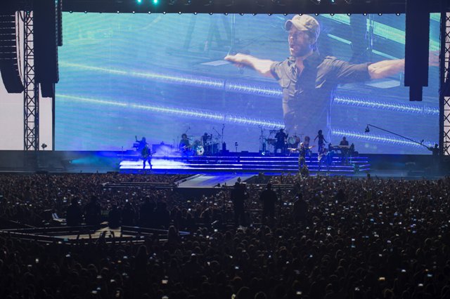 Entre los temas que interpretó fueron 'Súbeme la radio', 'I like how it feels' y 'I like it'.